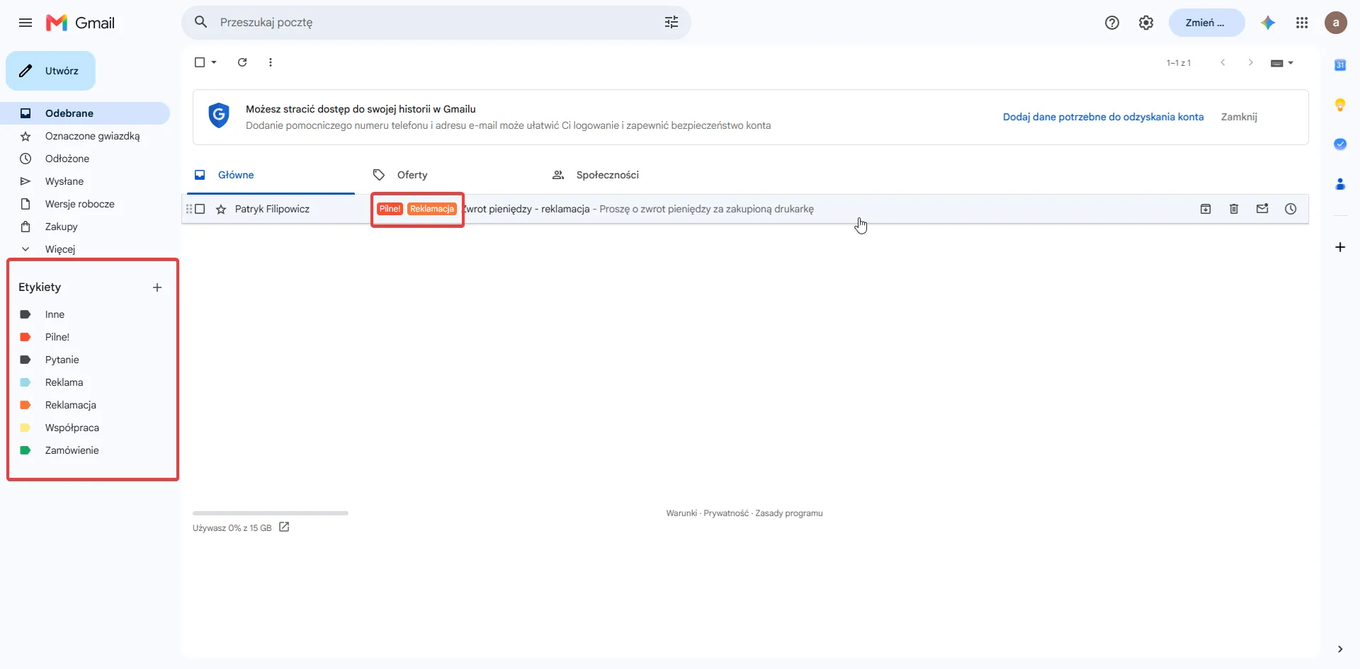 Gmail — sekcja Etykiety na lewym pasku i mail z dwiema etykietami Pilne! oraz Reklamacja jednocześnie