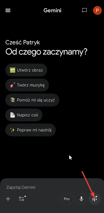 Aplikacja Gemini na telefon — strzałka wskazuje przycisk Gemini Live w prawym dolnym rogu