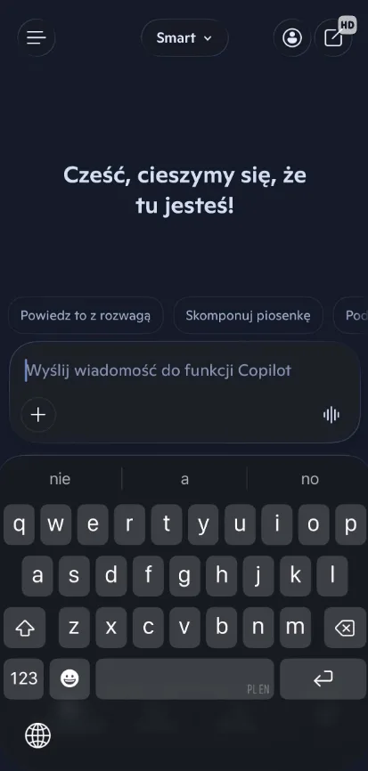 Copilot w Edge mobile — panel czatu z analizą strony na ekranie smartfona, ikona mikrofonu do sterowania głosem